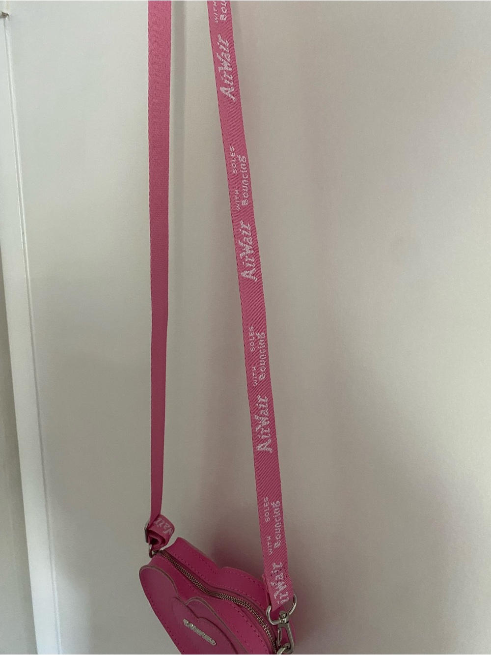 NWOT Dr Martens Mini Heart Bag in Fondant Pink - Picture 9 of 10